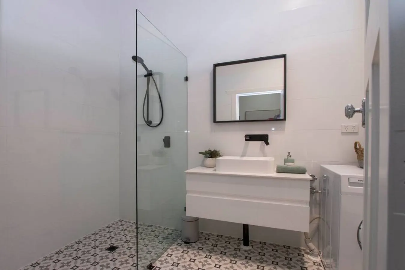 Eaton Cottage 2BR Wifi Parking 10