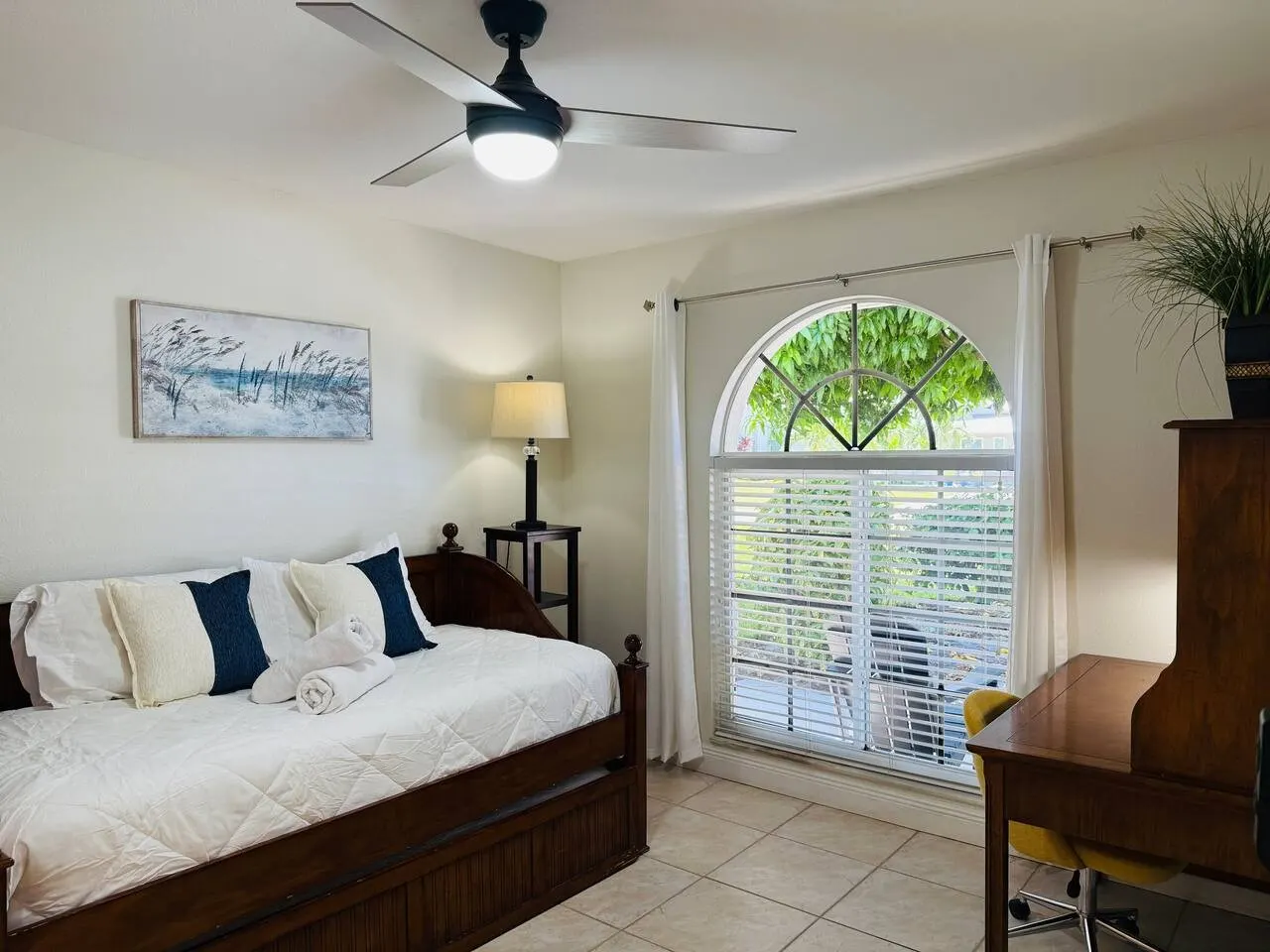 Beachcombers Pool Getaway 6