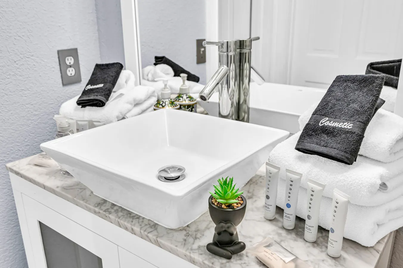 Spacious Tropical Pool Home Miami. 4/3. Sleeps 13 5