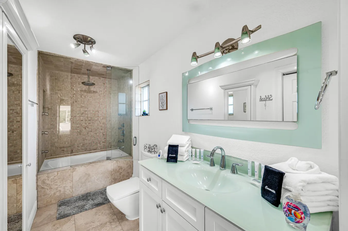 Spacious Tropical Pool Home Miami. 4/3. Sleeps 13 8