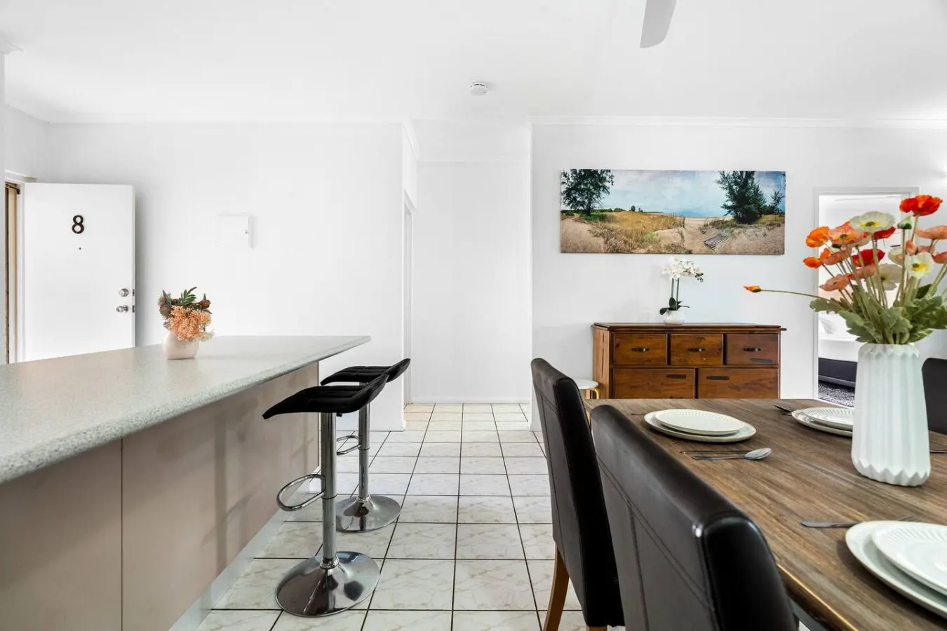 Bright & Cozy Apartment: Central - Modern 9
