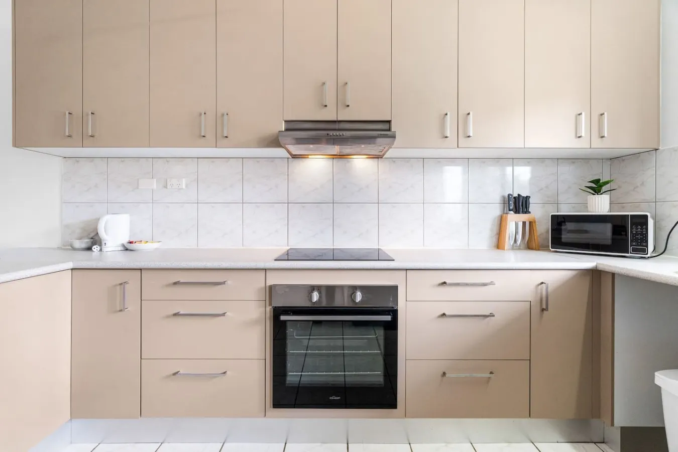Bright & Cozy Apartment: Central - Modern 11