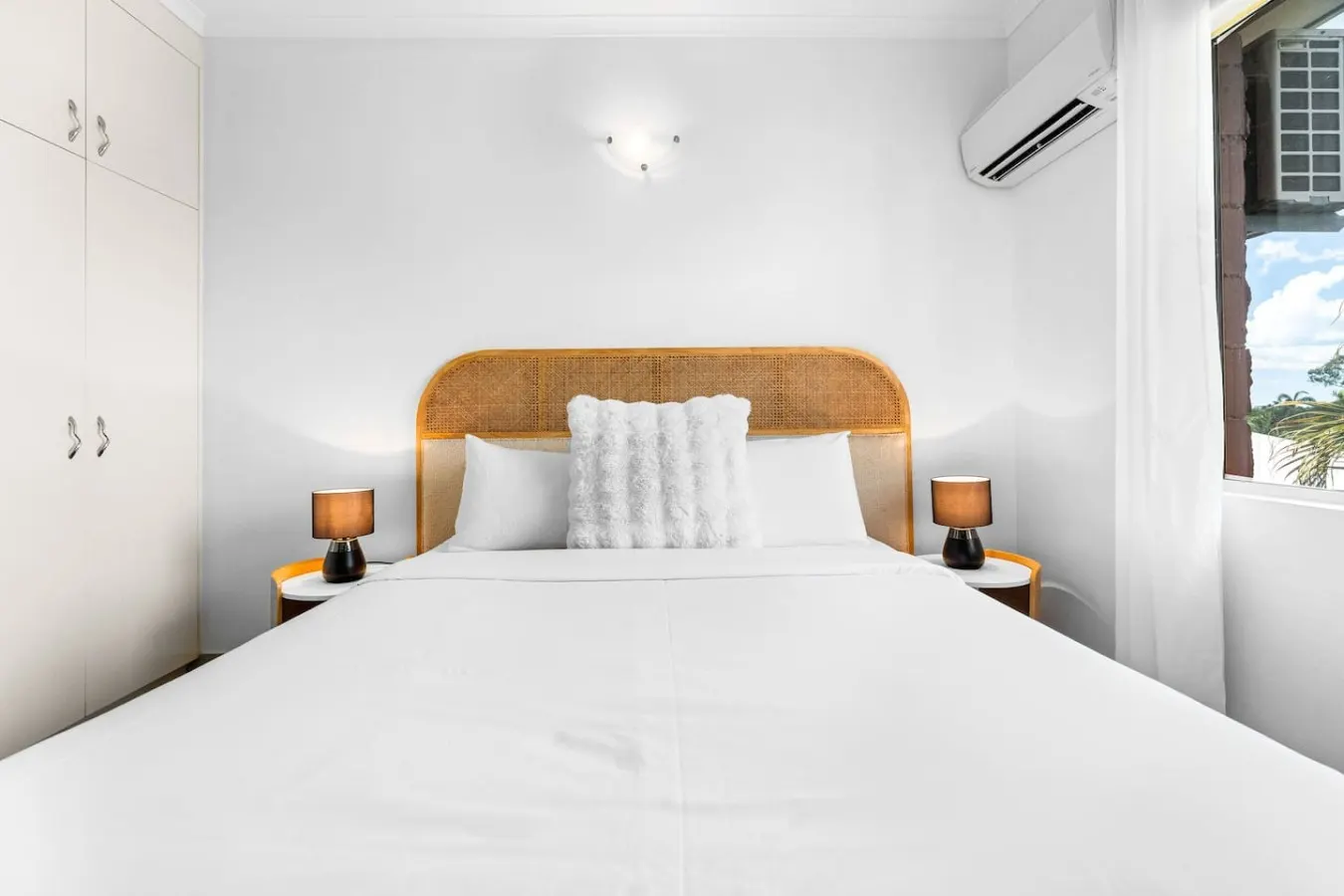 Bright & Cozy Apartment: Central - Modern 17