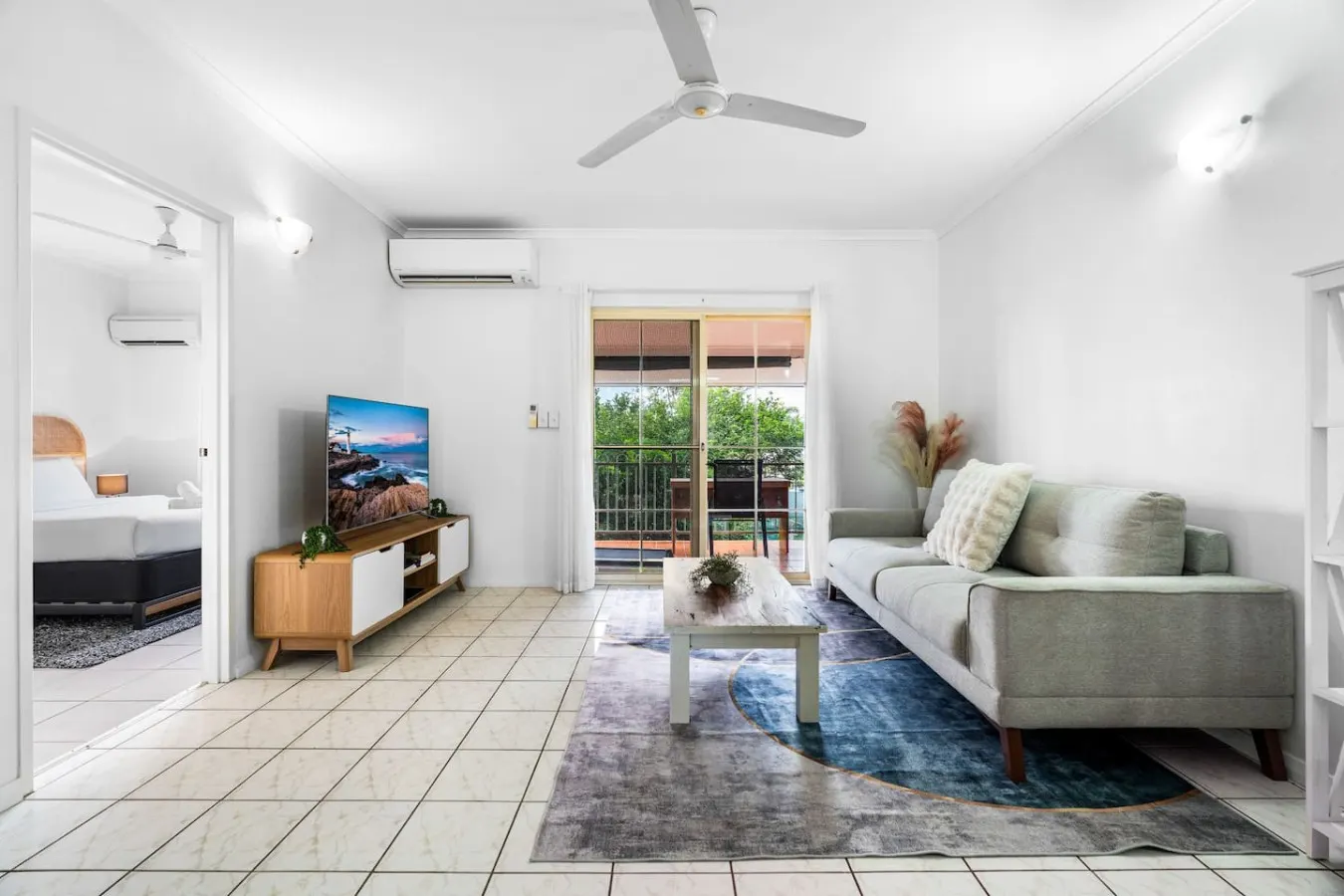 Bright & Cozy Apartment: Central - Modern — photo 3