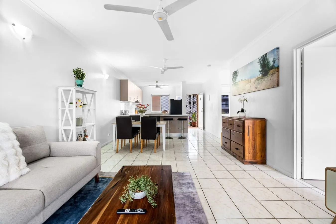 Bright & Cozy Apartment: Central - Modern 8