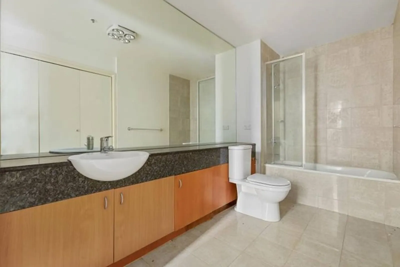 Readyset Apartments on Wiltshire - 5 Bedroom Apartment B3 13
