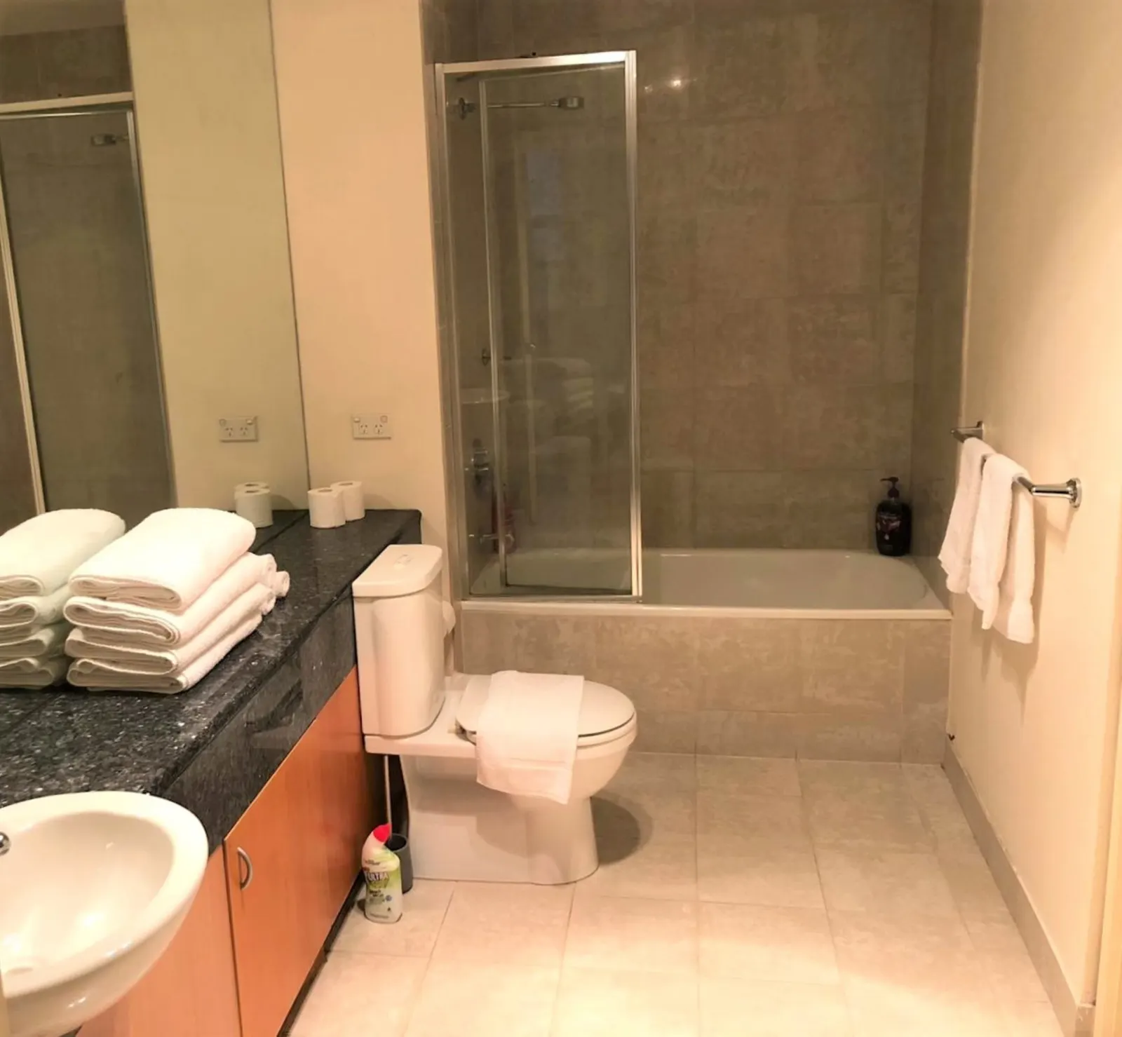 Readyset Apartments on Wiltshire - 5 Bedroom Apartment B3 14
