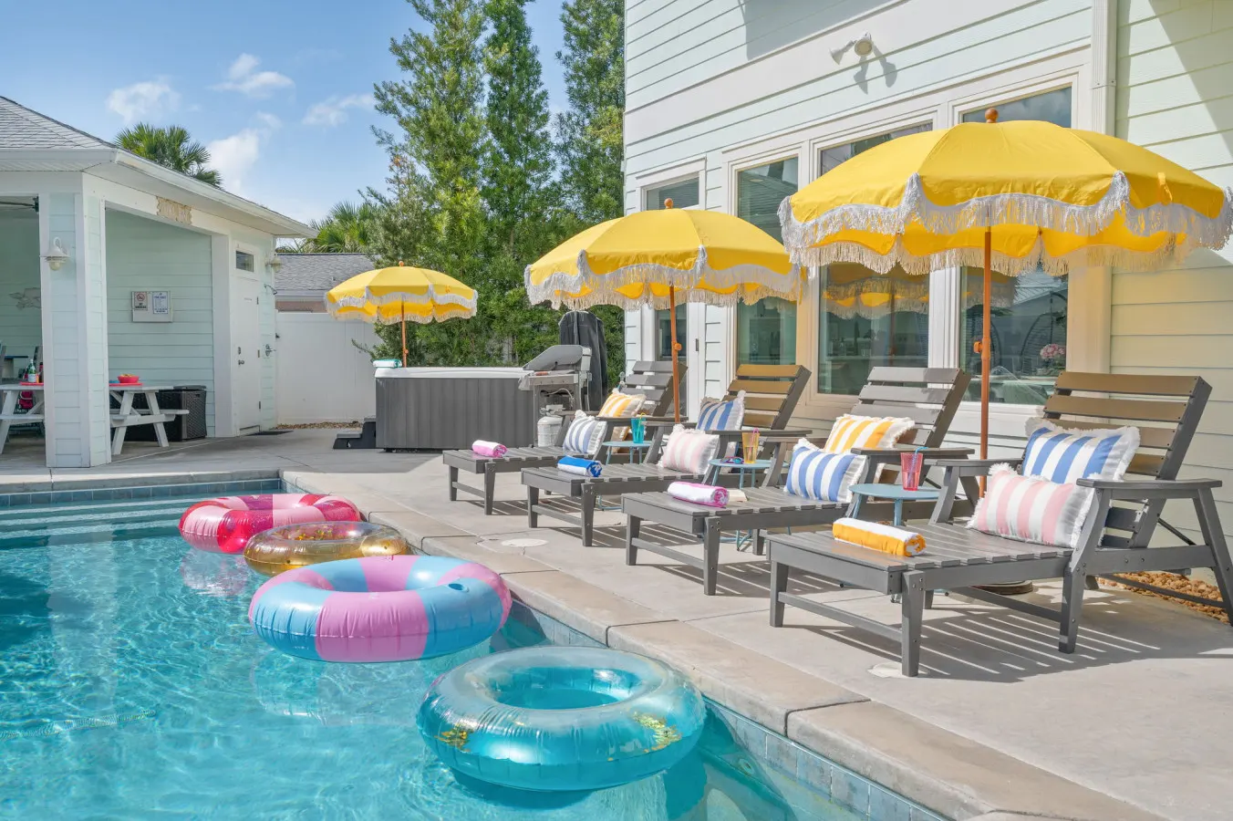 White Rose-Luxury Beach House Sleeps 24 7 Beds, 6.5 Baths, Heated Pool, Hot Tub, Game Room, Tiki Bar, Pets