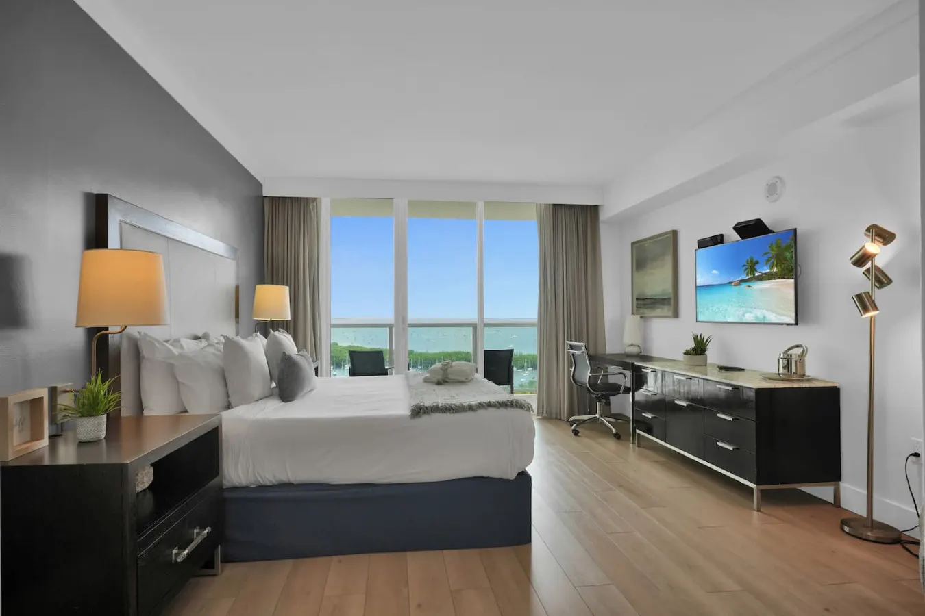 SF Modern Comfort Steps from the Ocean Breeze 9