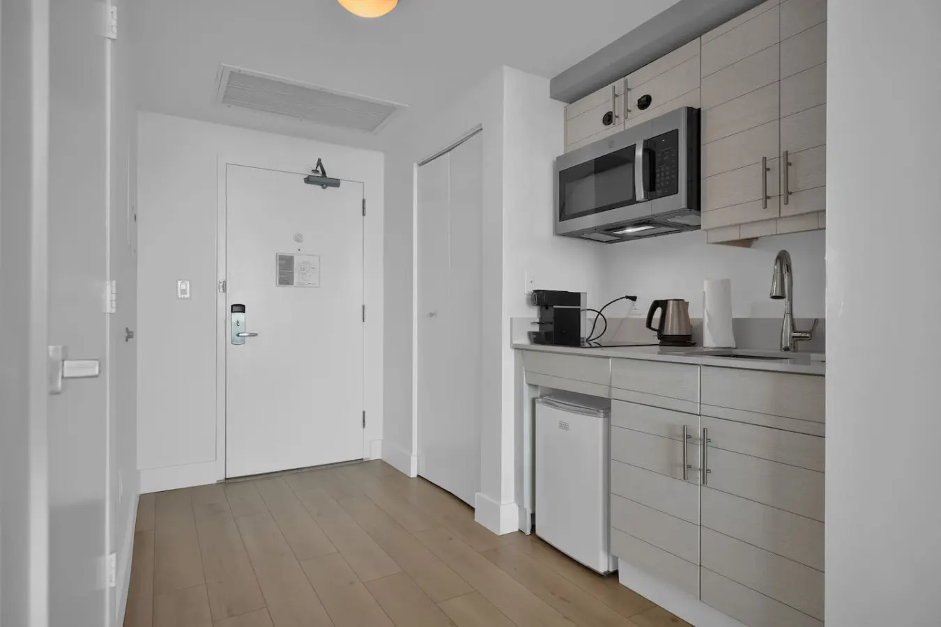 SF Modern Comfort Steps from the Ocean Breeze 13