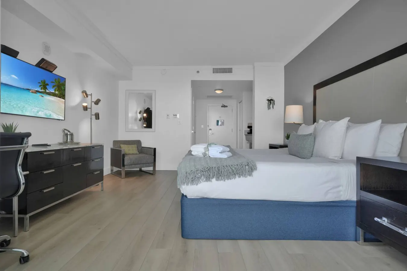 SF Modern Comfort Steps from the Ocean Breeze 15