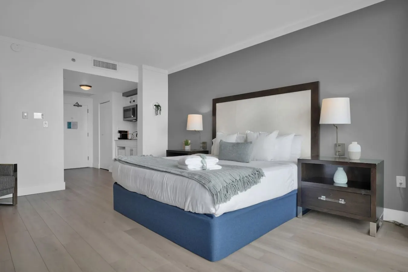 SF Modern Comfort Steps from the Ocean Breeze 16