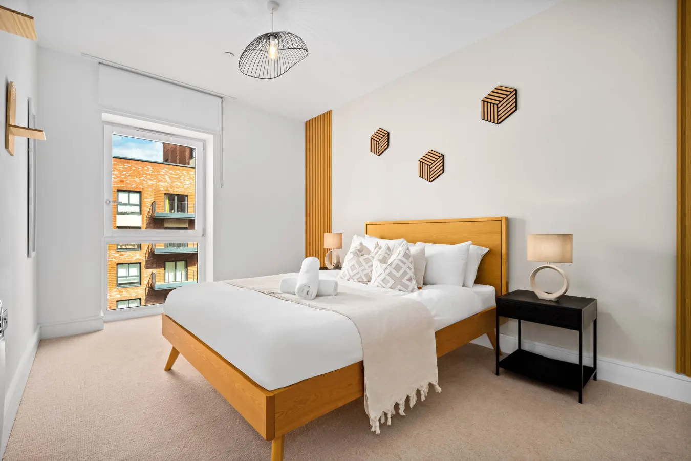 Stylish 2 Bed Apartment * 2 Bathrooms * Balcony — photo 2
