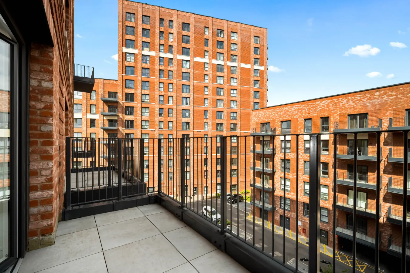 Stylish 2 Bed Apartment * 2 Bathrooms * Balcony 9