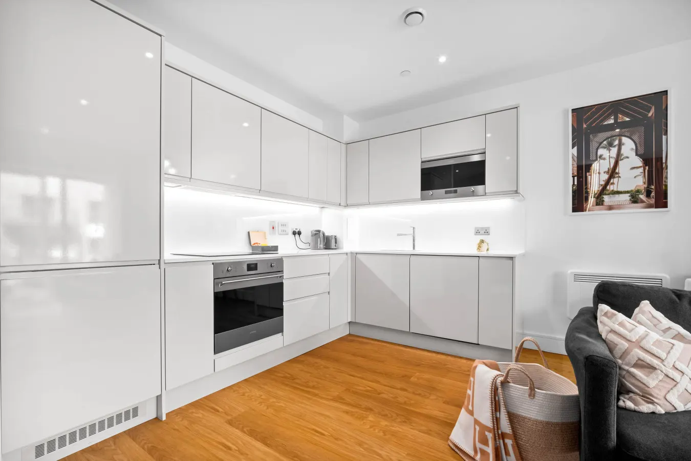 Stylish 2 Bed Apartment * 2 Bathrooms * Balcony — photo 3