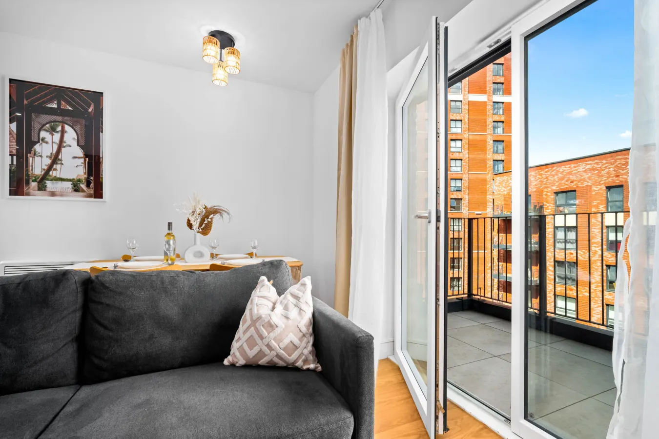 Stylish 2 Bed Apartment * 2 Bathrooms * Balcony 8