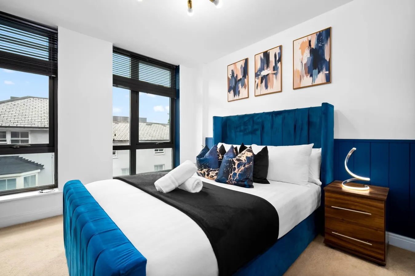 Luxury 2 Bed Apartment - Parking - JQ - City Centre - Bedroom TV — photo 2