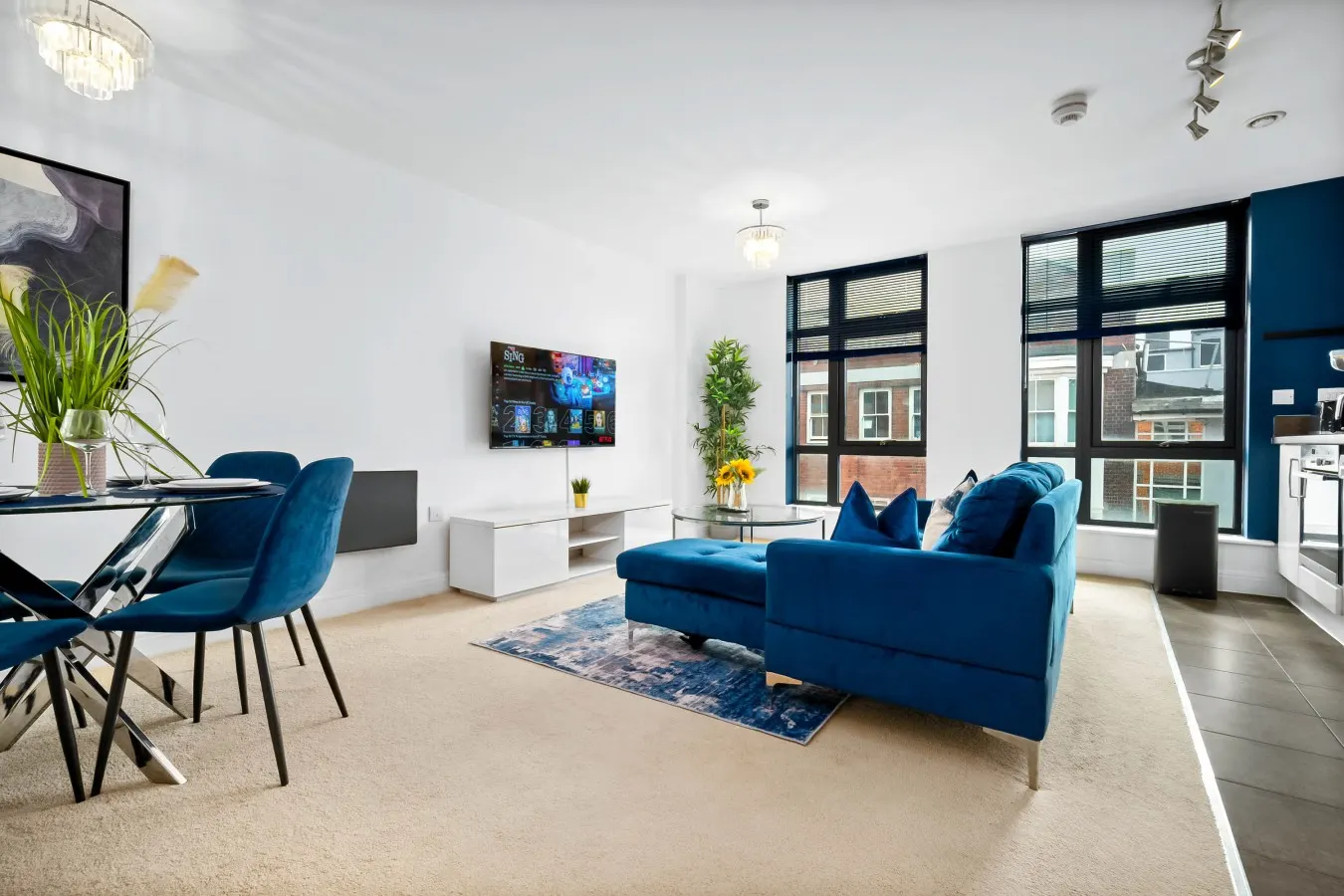 Luxury 2 Bed Apartment - Parking - JQ - City Centre - Bedroom TV 10