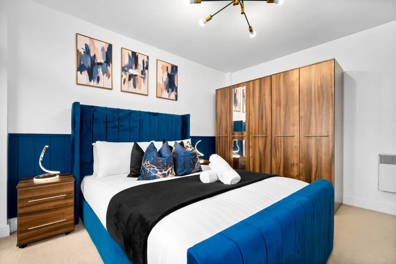 Luxury 2 Bed Apartment - Parking - JQ - City Centre - Bedroom TV 16