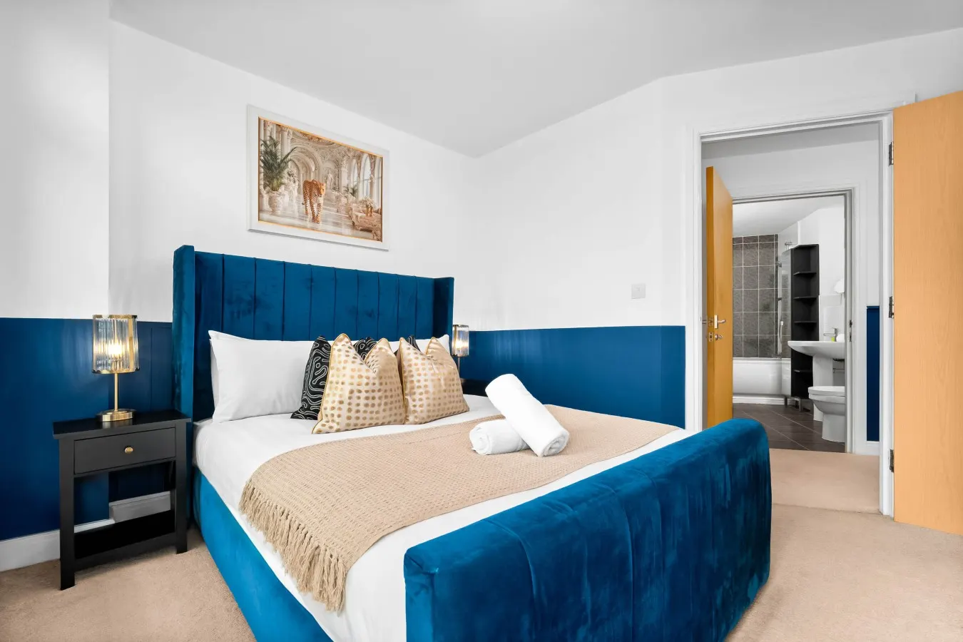 Luxury 2 Bed Apartment - Parking - JQ - City Centre - Bedroom TV 17