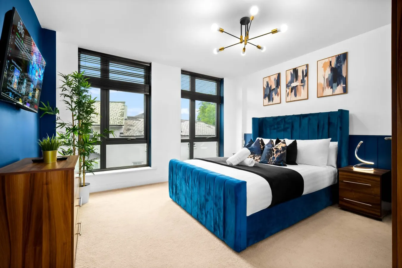 Luxury 2 Bed Apartment - Parking - JQ - City Centre - Bedroom TV 19