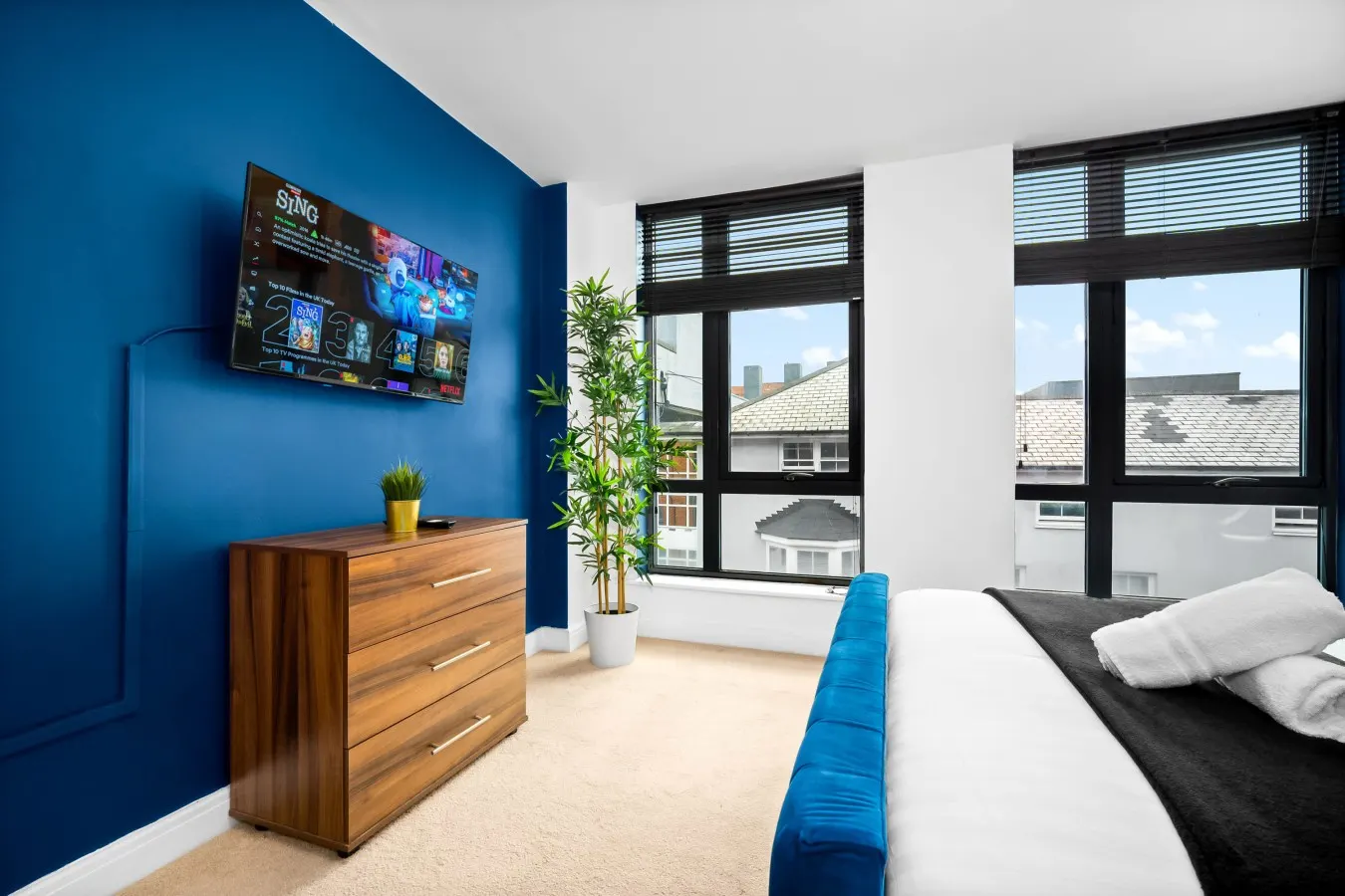 Luxury 2 Bed Apartment - Parking - JQ - City Centre - Bedroom TV — photo 3