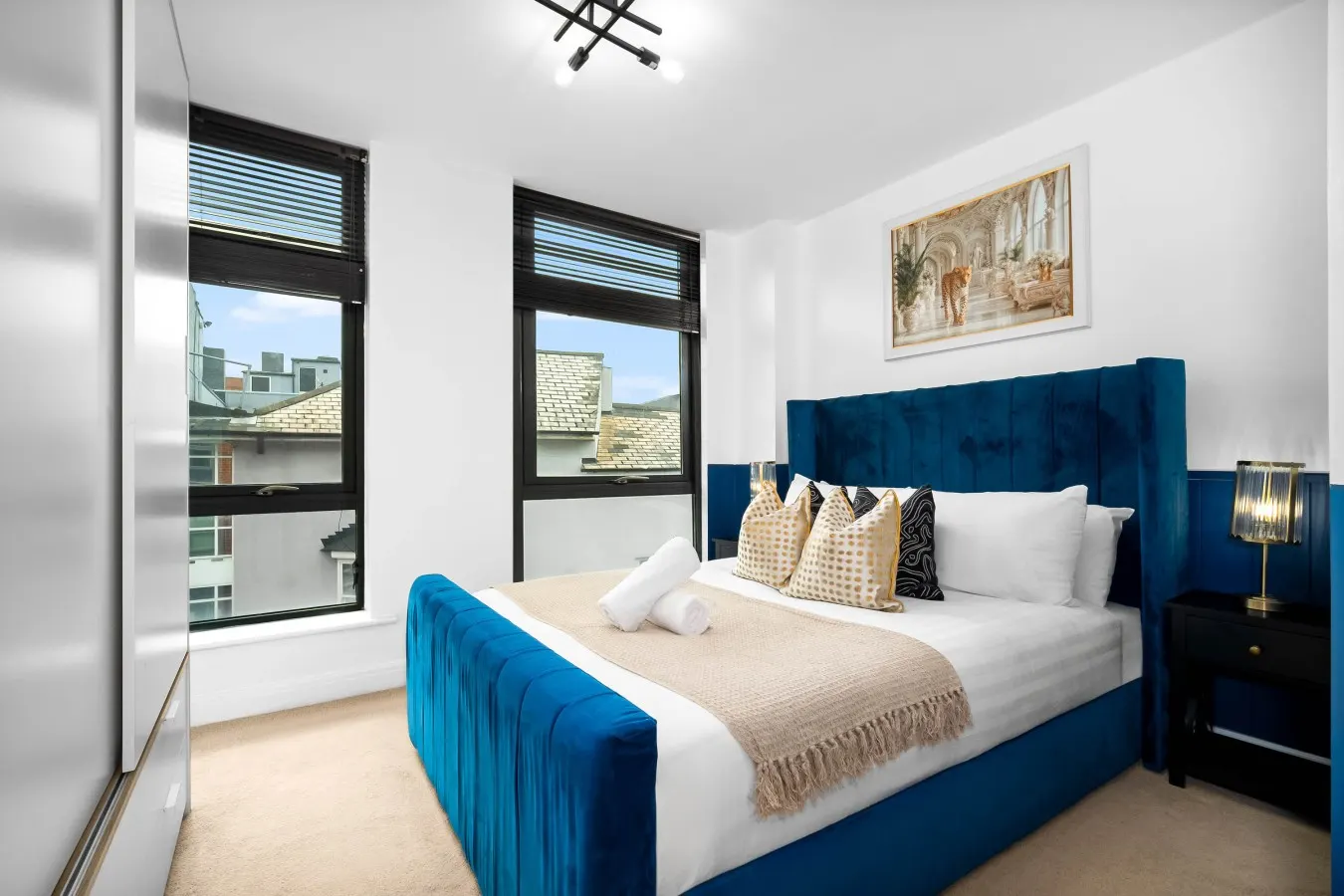 Luxury 2 Bed Apartment - Parking - JQ - City Centre - Bedroom TV — photo 4