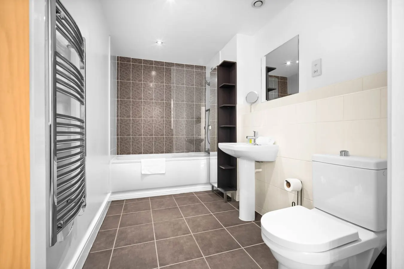Luxury 2 Bed Apartment - Parking - JQ - City Centre - Bedroom TV 8