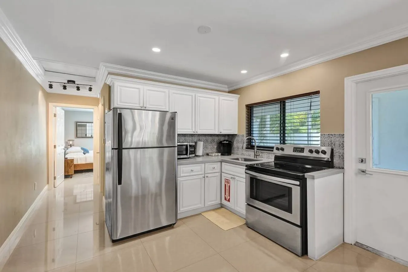 Romantic Retreat w/ Private Pool. Near Las Olas 10
