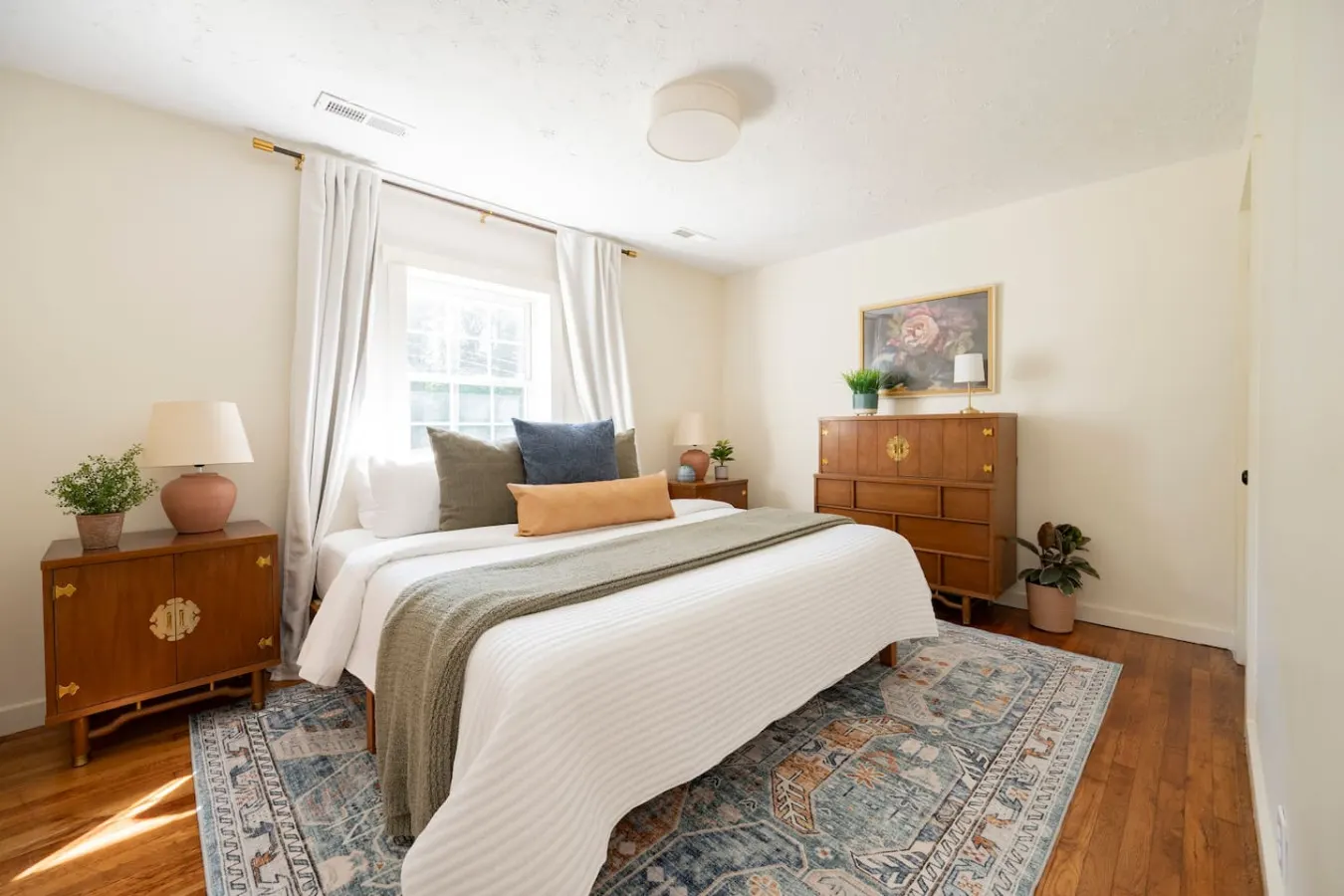 The Green Bungalow KING Bed WiFi *Fire Pit* 1