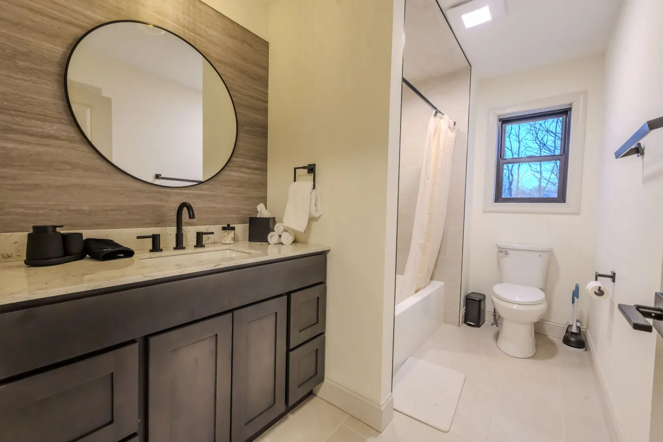 Luxury 7BR Poconos Retreat Pool, Sauna, Cinema 18