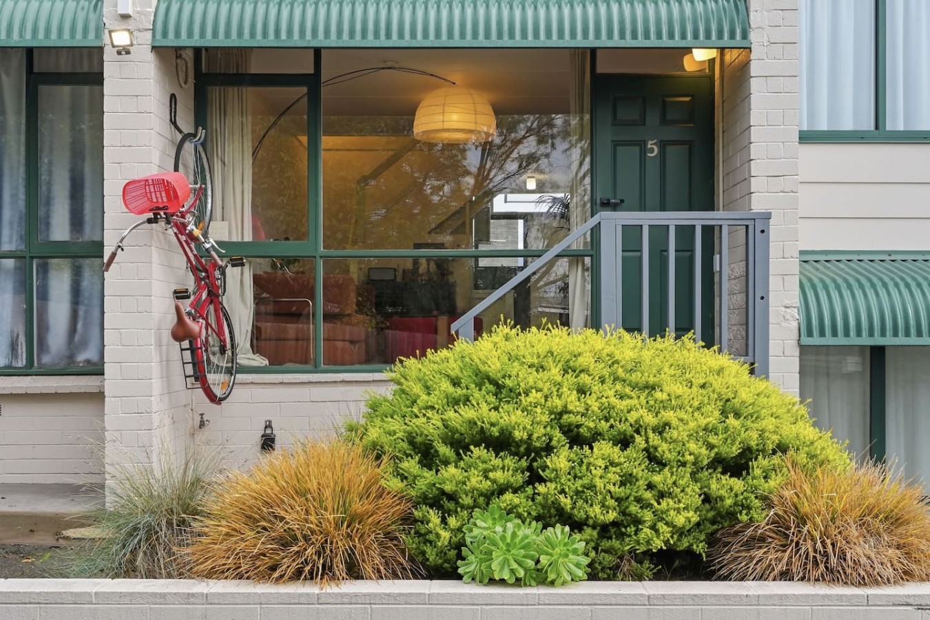 Warm Mid century modern 2BR, 8 mins from CBD 2