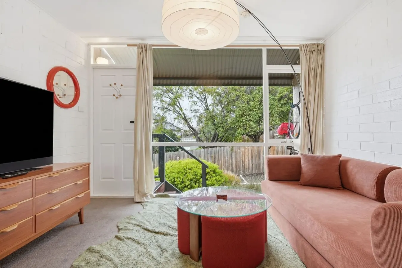 Warm Mid century modern 2BR, 8 mins from CBD 11