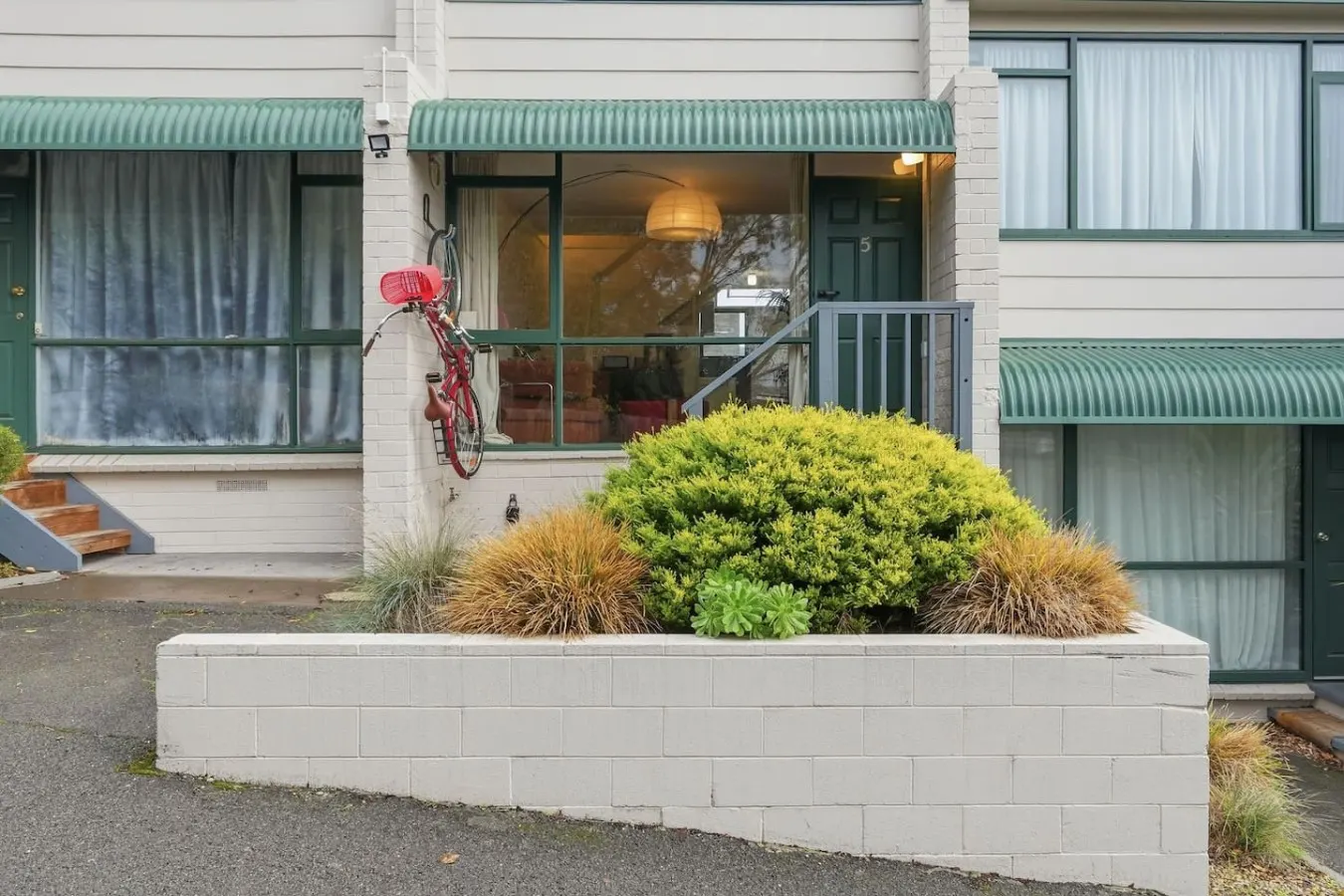 Warm Mid century modern 2BR, 8 mins from CBD 17