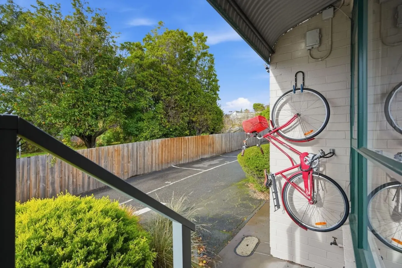 Warm Mid century modern 2BR, 8 mins from CBD 18
