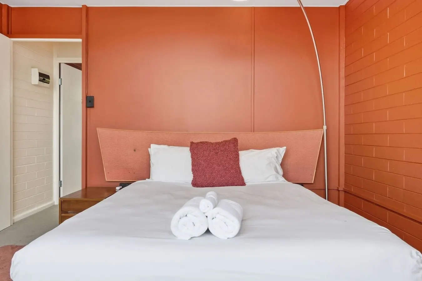 Warm Mid century modern 2BR, 8 mins from CBD 20