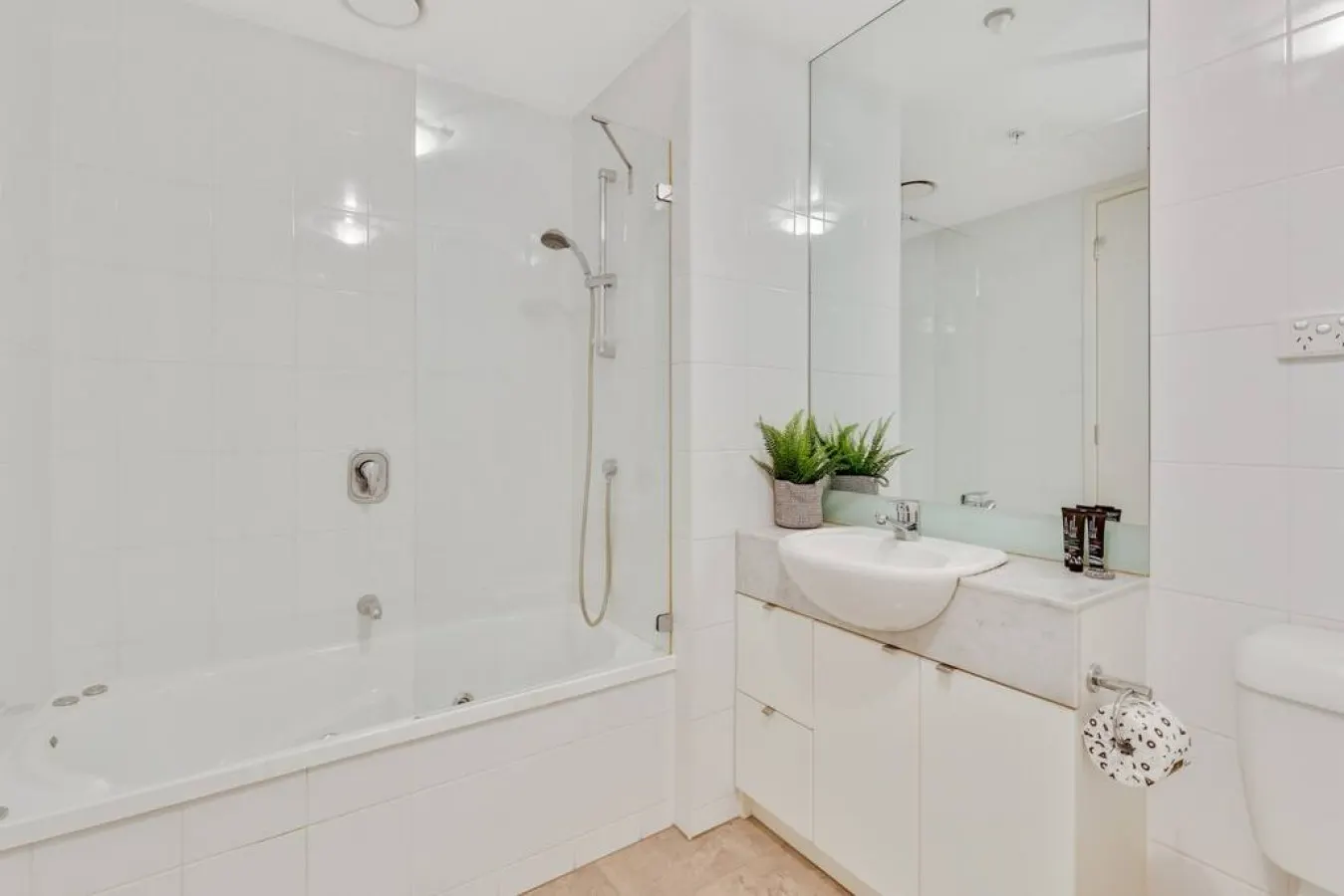 Ada: 2 Bed, 2 Bath Apartment with 3 Queen Beds 13