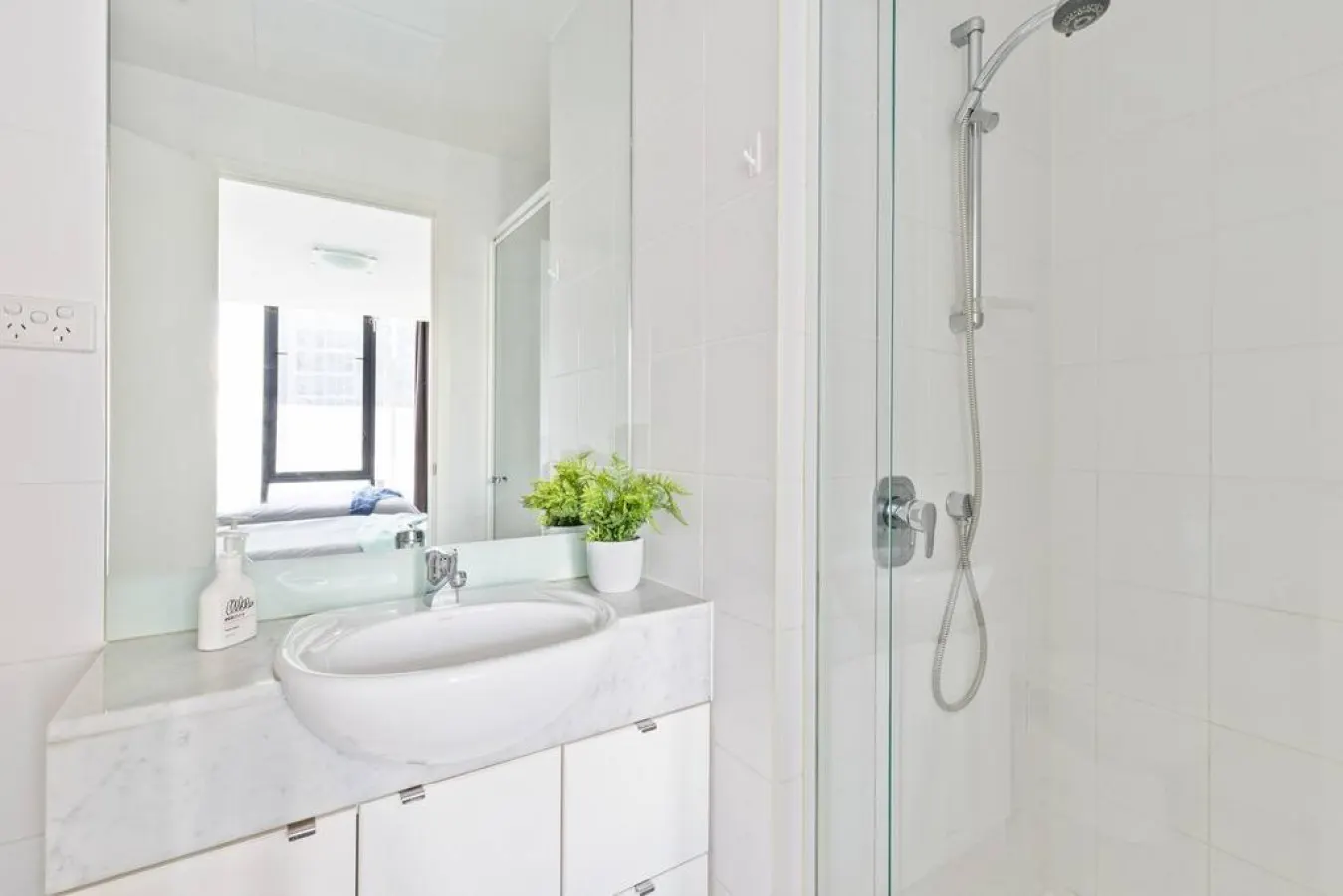 Ada: 2 Bed, 2 Bath Apartment with 3 Queen Beds 18