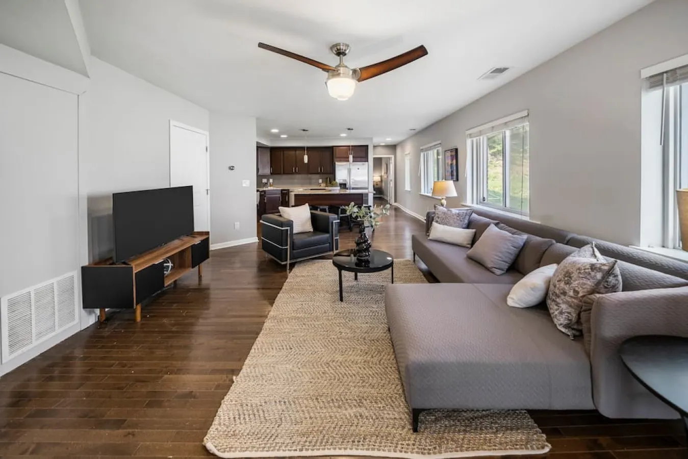 Comfortable 2BR Condo near City Center 10