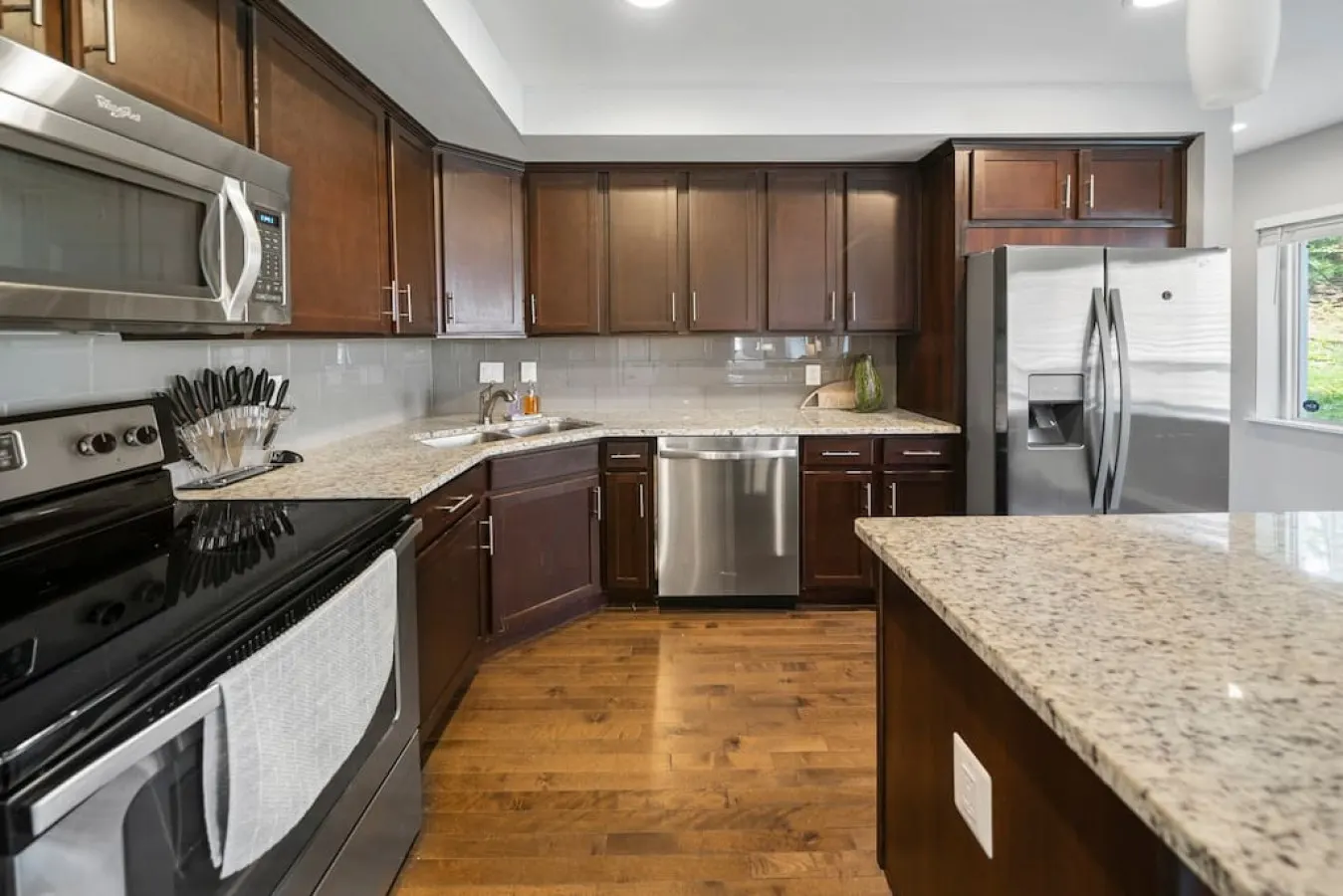 Comfortable 2BR Condo near City Center 11