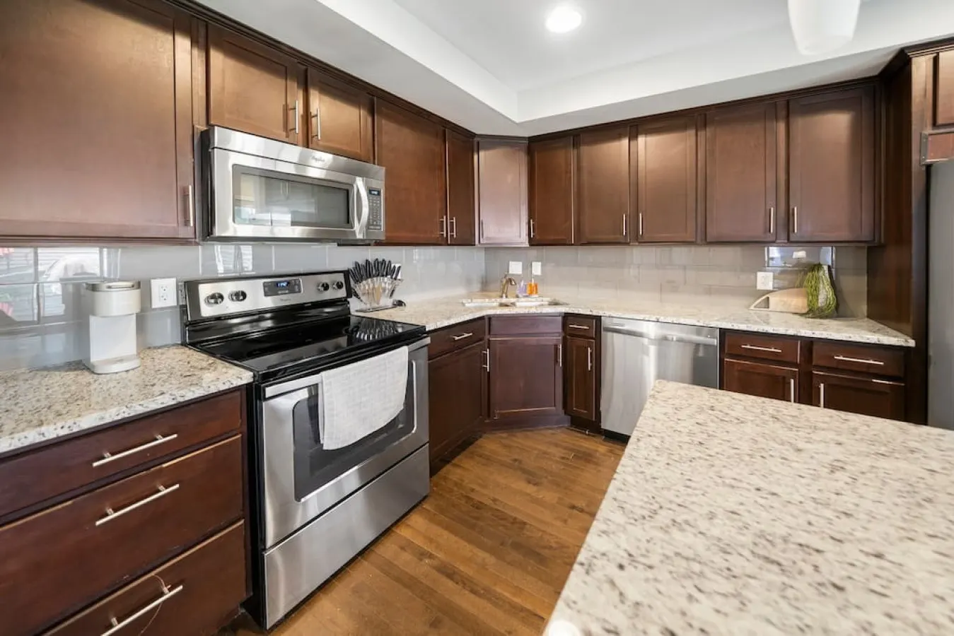 Comfortable 2BR Condo near City Center 18