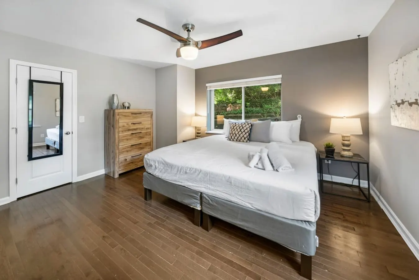 Comfortable 2BR Condo near City Center 3