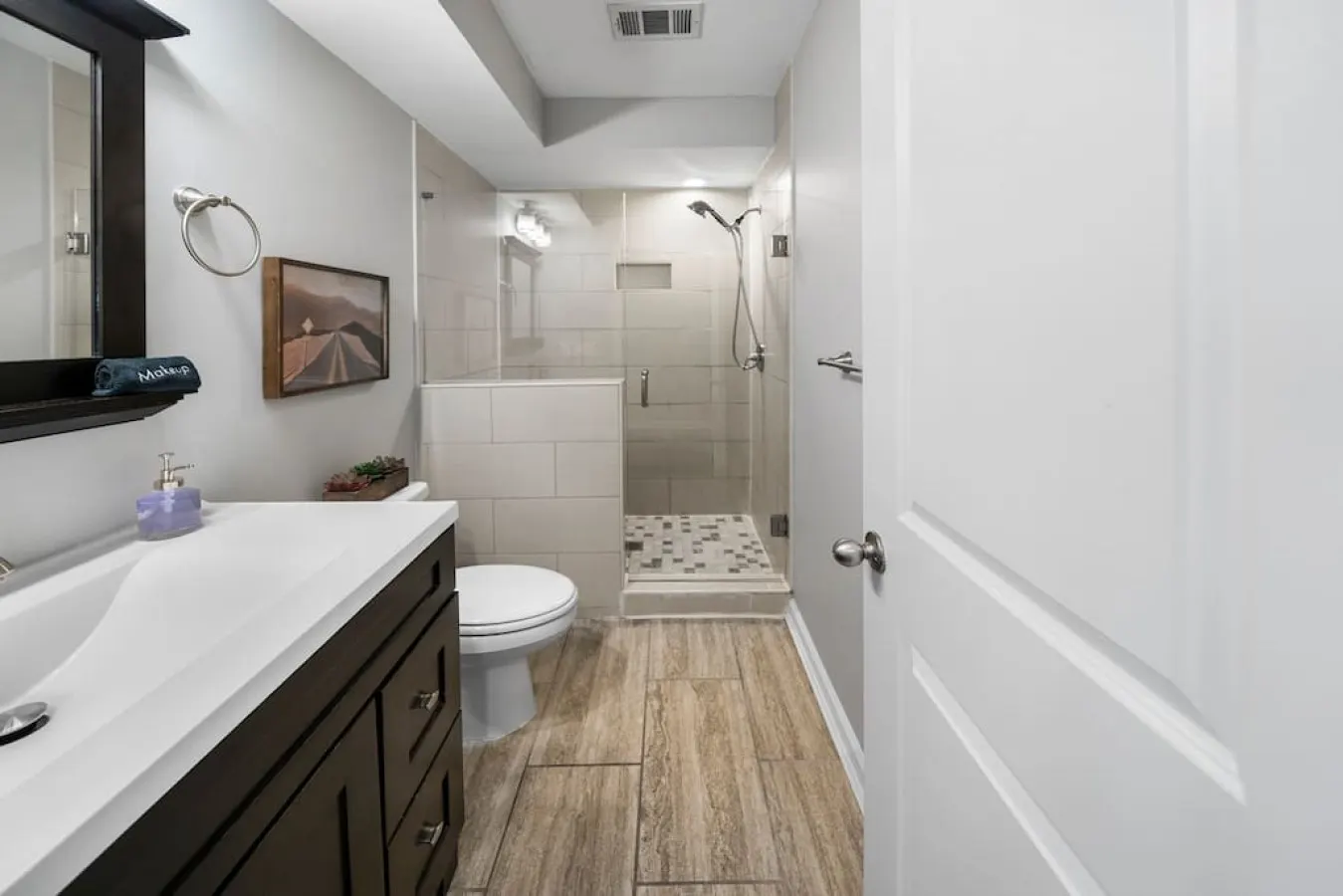 Comfortable 2BR Condo near City Center 4
