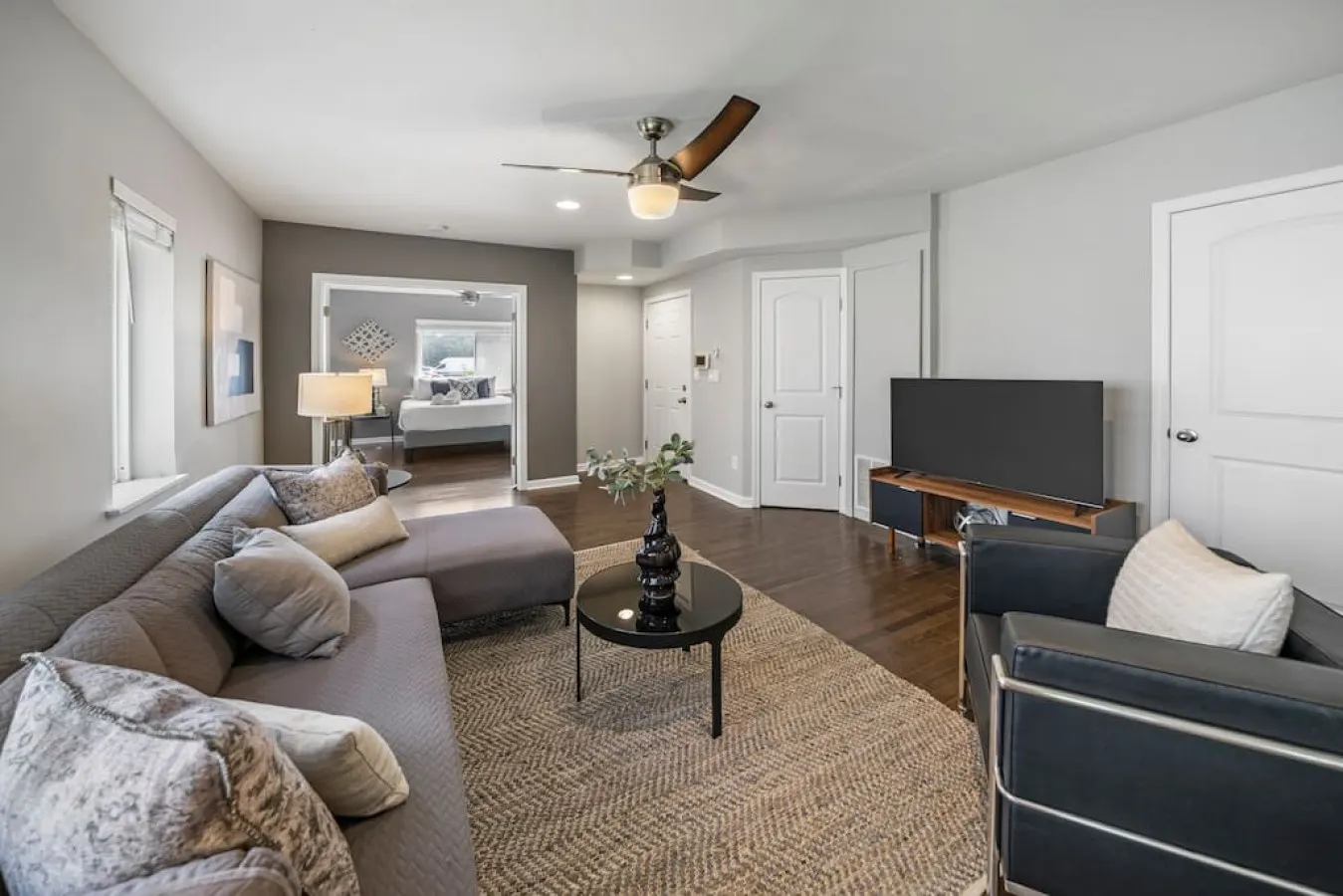 Comfortable 2BR Condo near City Center 7