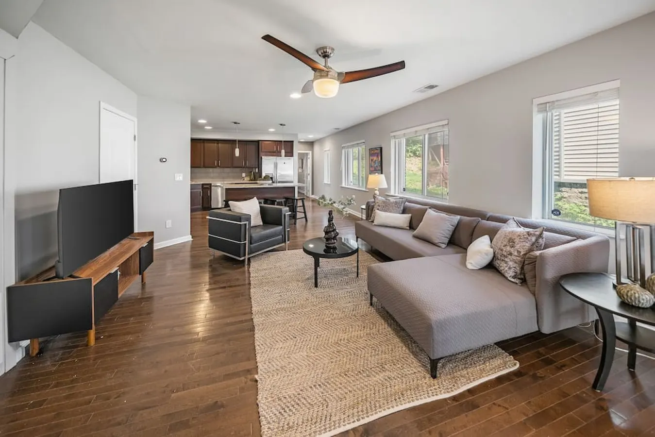 Comfortable 2BR Condo near City Center 8