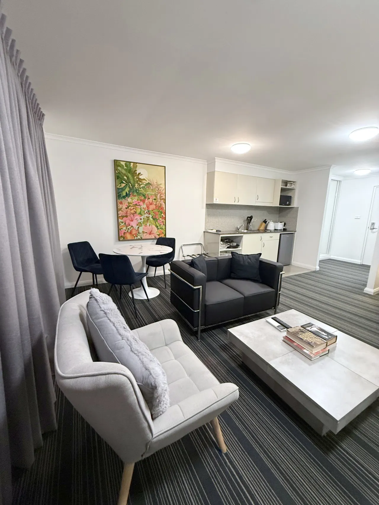 Spacious Studio Apartment in CBD Wi-Fi Included 9