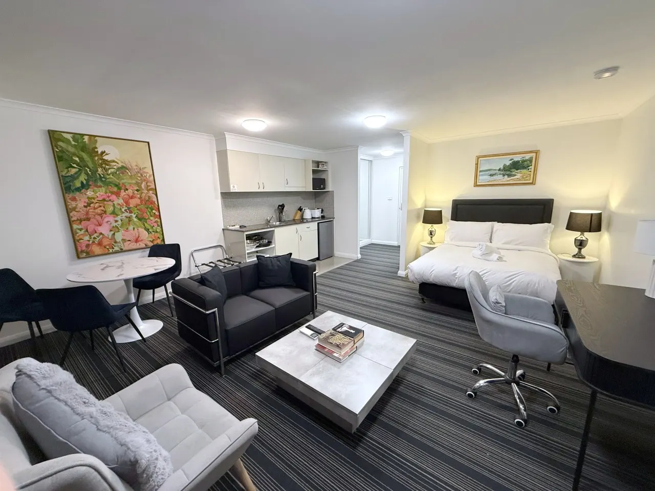 Spacious Studio Apartment in CBD Wi-Fi Included 10