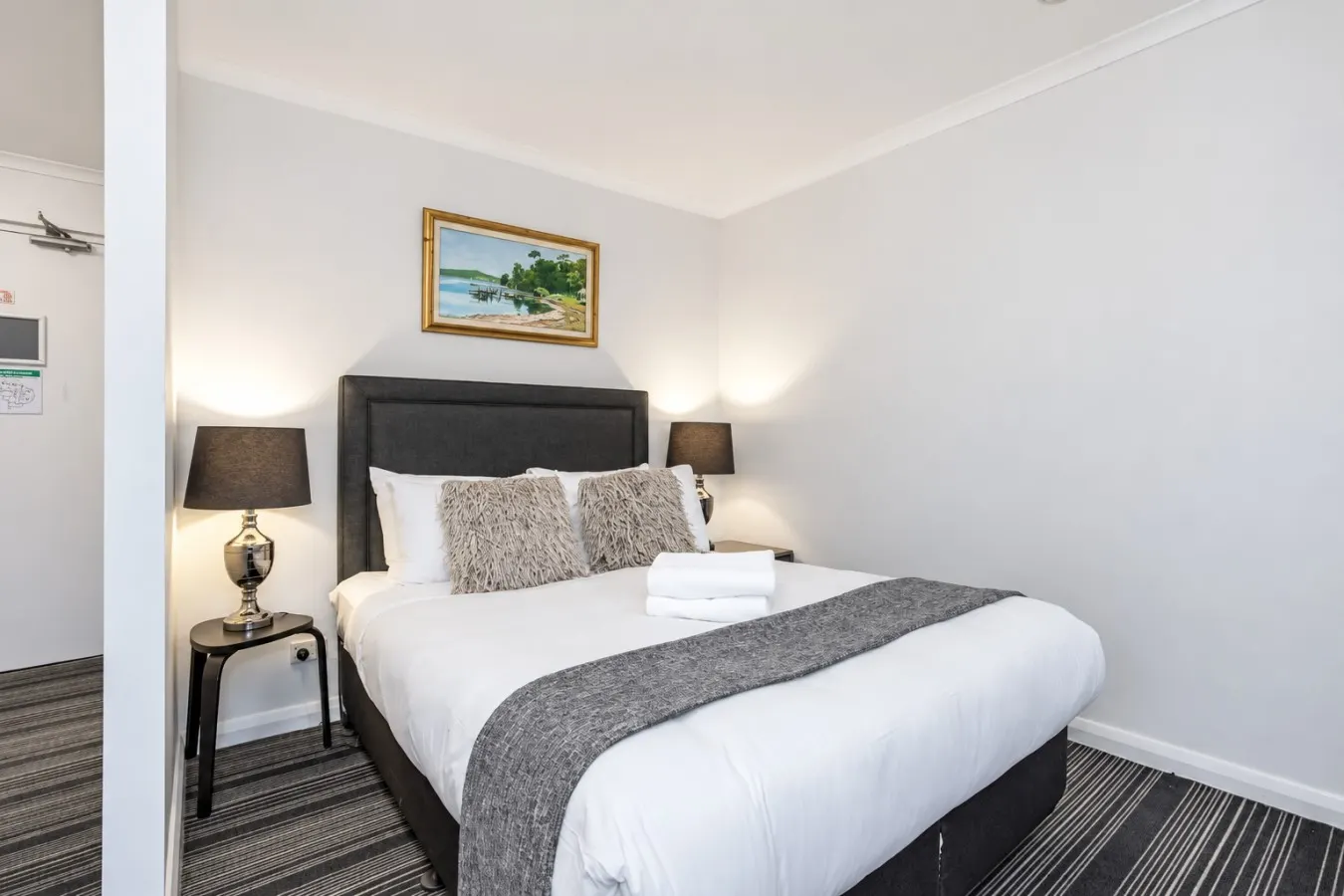 Spacious Studio Apartment in CBD Wi-Fi Included 11