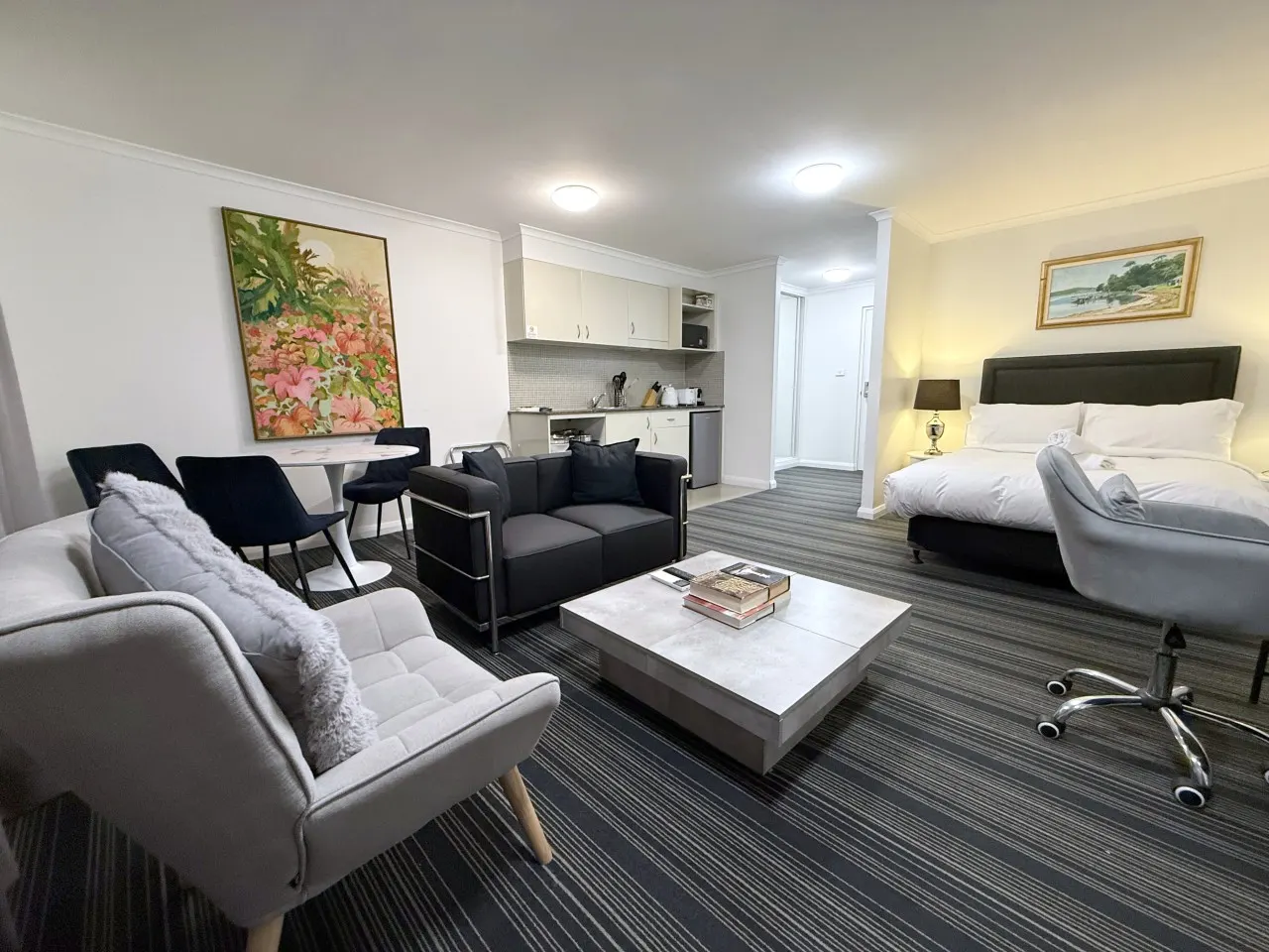 Spacious Studio Apartment in CBD Wi-Fi Included 13