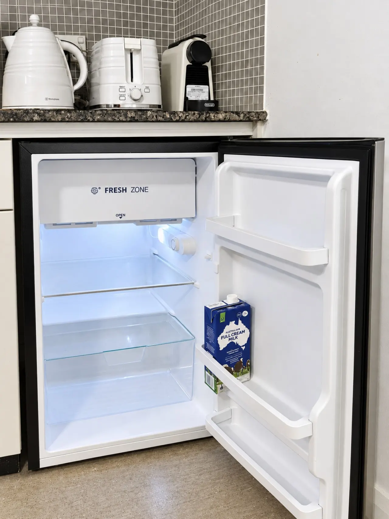 Spacious Studio Apartment in CBD Wi-Fi Included 14